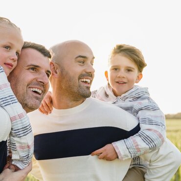 Adoption facilitée : la commission des affaires juridiques du Conseil national veut mieux protéger les familles arc-en-ciel 