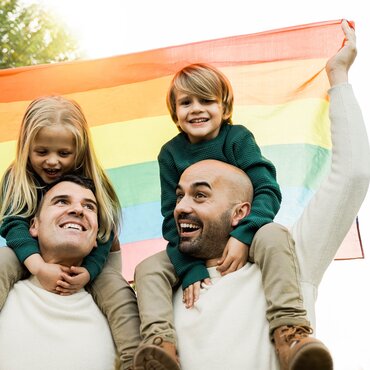 Vereinfachte Stiefkindadoption: der Nationalrat will Regenbogenfamilien besser schützen