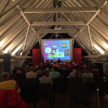 MV 2018: Die Mitglieder von Pink Cross stimmen Namenserweiterung zu