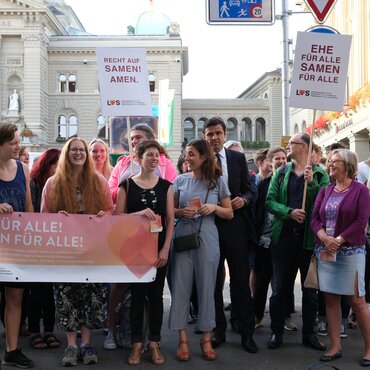 Ehe für alle: Knapper Entscheid gegen vollständige Gleichstellung